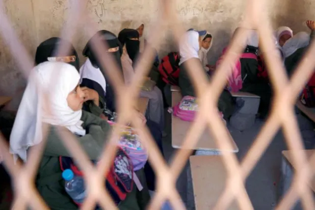 Sana’nın eteklerindeki bir devlet okulunda ders alan Yemenli kız öğrenciler (EPA)