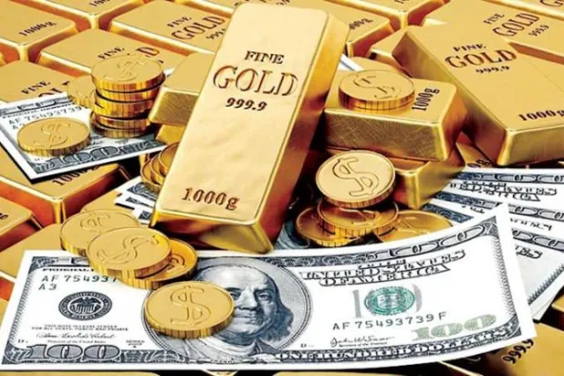 سبائك ذهب وأوراق نقدية أميركية من فئة 100 دولار (رويترز)