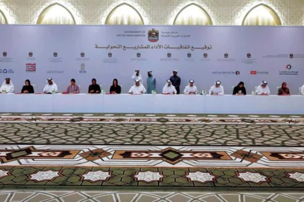 محمد بن راشد نائب رئيس دولة الإمارات يتوسط عدداً من الوزراء خلال توقيع اتفاقيات الأداء للوزارة (وام)