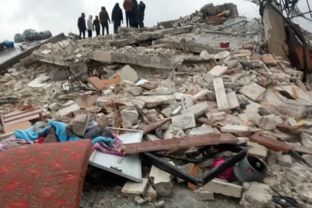 أبنية مهدمة في مدينة ترمانين بريف إدلب، بفعل الزلزال الذي ضرب شمال غربي سوريا (الشرق الأوسط)