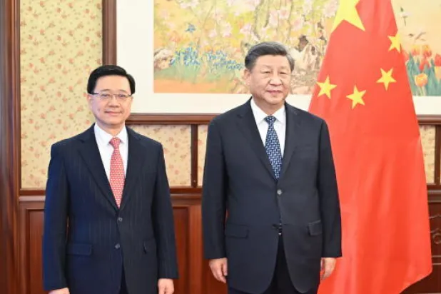 الرئيس الصيني شي جين بينغ (يمين) والرئيس التنفيذي لهونغ كونغ الخاصة جون لي (إ.ب.أ)