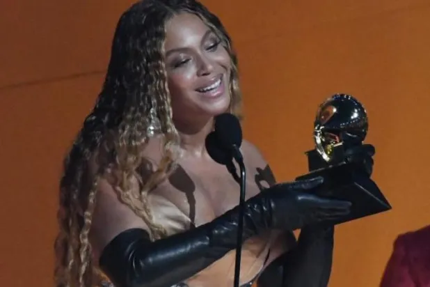 Amerikalı şarkıcı Beyoncé ödülü alırken (AFP)
