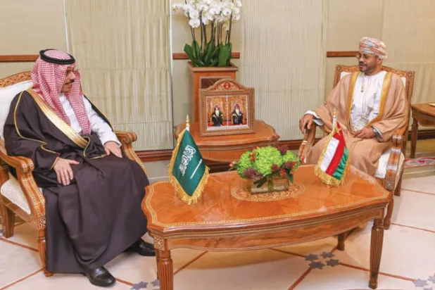 وزيرا خارجية السعودية وعمان لدى اجتماعهما في مسقط أمس (وكالة الأنباء العمانية)