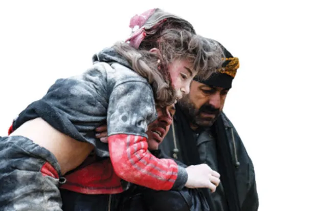 طفلة تم انقاذها من تحت ركام مبنى في جندريس بريف حلب أمس (أ.ف.ب)
