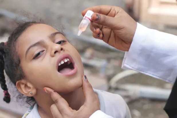 طفلة يمنية تتلقى جرعة من اللقاح المقدم من قبل «يونيسيف» (الأمم المتحدة)