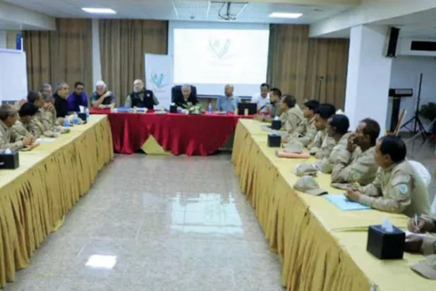 مدير مشروع «مسام» السعودي يجتمع بفرق نزع الألغام في اليمن (المكتب الإعلامي للمشروع)