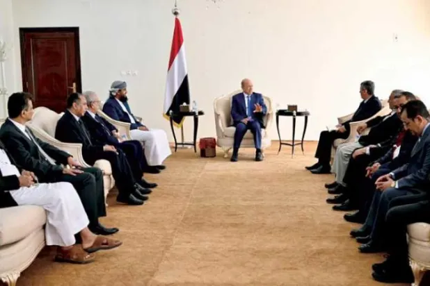 رئيس مجلس القيادة الرئاسي اليمني رشاد العليمي يستقبل في عدن أعضاء الغرف التجارية والصناعية (سبأ)