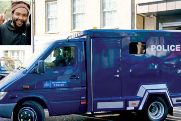 سيارة سجن تقل آين ليزلي ديفيس العضو الرابع في خلية «البيتلز» الإرهابية، لدى وصولها إلى محكمة وستمنستر الابتدائية وسط لندن... وفي الإطار صورة مقربة لليزلي (د.ب.أ - الشرطة البريطانية)