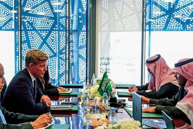 السفير آل جابر يجتمع مع المبعوث الأممي لدى اليمن في الرياض أمس (واس)