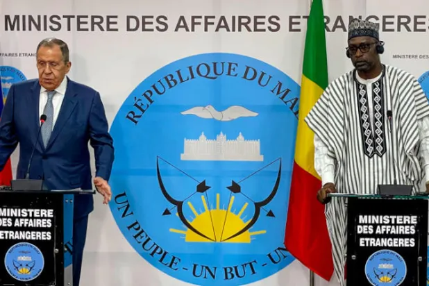 لافروف في مؤتمر صحافي مشترك مع نظيره المالي في باماكو أمس (أ. ب)