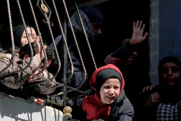مشيعات لجنازة الفلسطيني حمزة الأشقر الذي قُتل في اشتباكات خلال هجوم إسرائيلي على مخيم عسكر قرب نابلس في الضفة أمس (أ.ب)