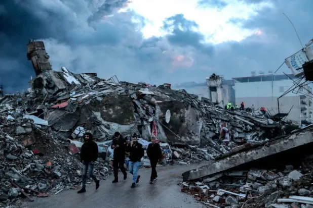 جانب من الدمار الذي لحق بمدينة الإسكندرون بولاية هاتاي التركية جراء الزلزال مع استمرار محاولات الإنقاذ اليوم (إ.ب.أ)