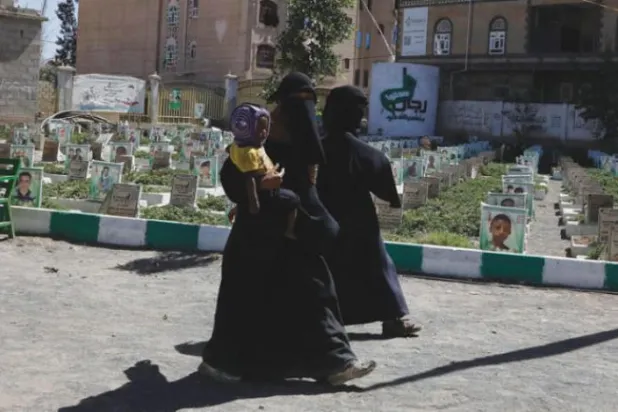 Yemenli kadınlar, Husilerin kılık kıyafet konusundaki baskılarına tepkili. (AFP)