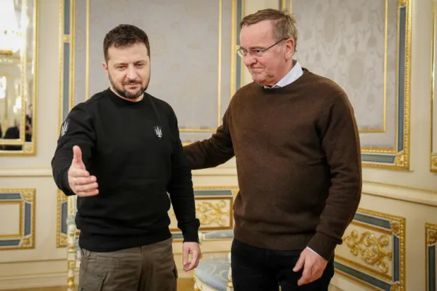 الرئيس الأوكراني فولوديمير زيلينسكي مستقبلاً وزير الدفاع الألماني بوريس بيستوريوس (د.ب.أ)