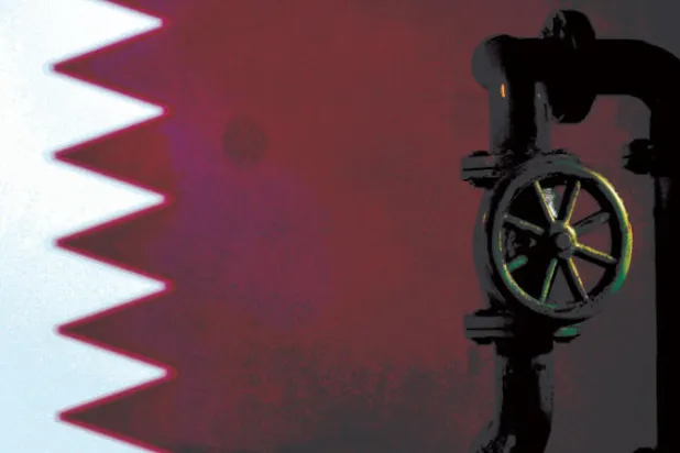 خط أنابيب ومحبس غاز ثلاثي الأبعاد وفي الخلفية علم قطر (رويترز)