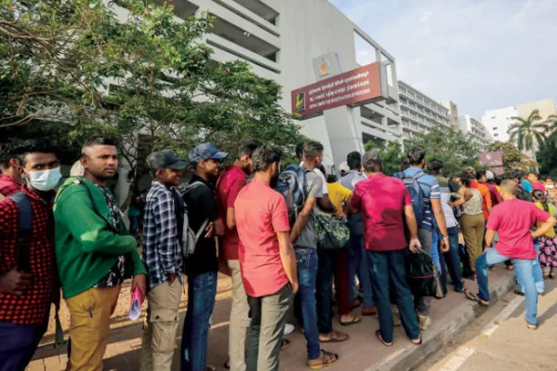 طابور طويل أمام وزارة الهجرة السريلانكية للحصول على جوازات سفرهم خارج البلاد التي تعاني من إفلاس (إ.ب.أ)