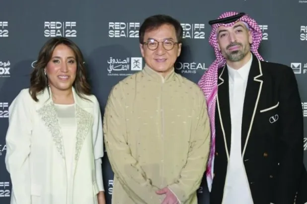 جمانا الراشد رئيسة مجلس أمناء مهرجان البحر الأحمر السينمائي والممثل العالمي جاكي شان ومحمد التركي رئيس المهرجان (الشرق الأوسط)