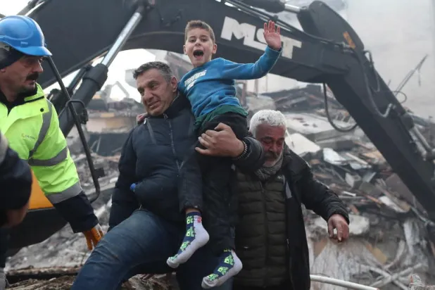 طفل يظهر بعد إنقاذه من مبنى حطمه الزلزال في تركيا (إ.ب.أ)