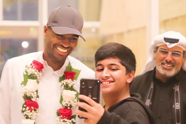 القطري عبد الكريم حسن لقي استقبالاً كبيراً من الكويتيين فور وصوله الكويت (موقع الجهراء الكويتي)