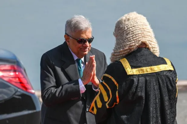 رئيس سريلانكا رانيل ويكريميسينغه لدى وصوله لإلقاء كلمة أمام البرلمان في كولومبو (أ.ف.ب)