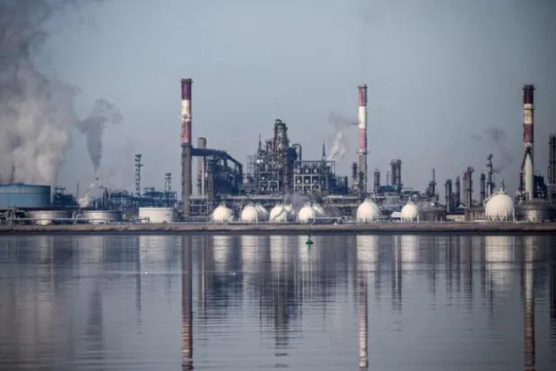 Fransa’nın batısındaki Total petrol rafinerisi (AFP)