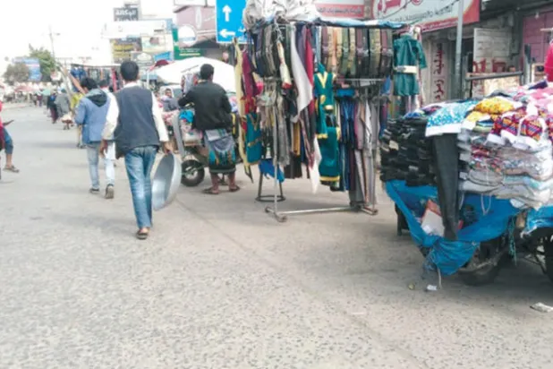 باعة متجولون في أحد شوارع مدينة إب اليمنية (الشرق الأوسط)