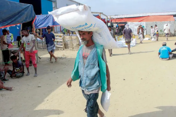 نازحون يمنيون في محافظة حجة يتلقون مساعدات غذائية أممية (أ.ف.ب)