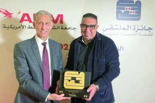 Taleb al-Refai handing out the prize to Anis Arafai 