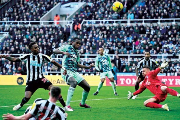 لم يعد نيوكاسل يعتمد على الهجمات المرتدة السريعة كما كان يحدث مع بينيتيز (أ.ف.ب)