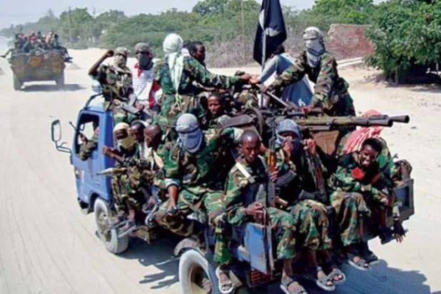Kuzey Somali’deki Eş-Şebab hareketine mensup, aralarında çocukların da bulunduğu silahlı kişiler (AP)