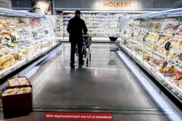 زبون يتسوّق في أحد المحال التجارية بالعاصمة الألمانية برلين (أ.ف.ب)