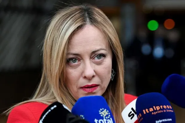 رئيسة الوزراء الإيطالية جيورجيا ميلوني متحدثة إلى الصحافيين في بروكسل اليوم (أ.ف.ب)