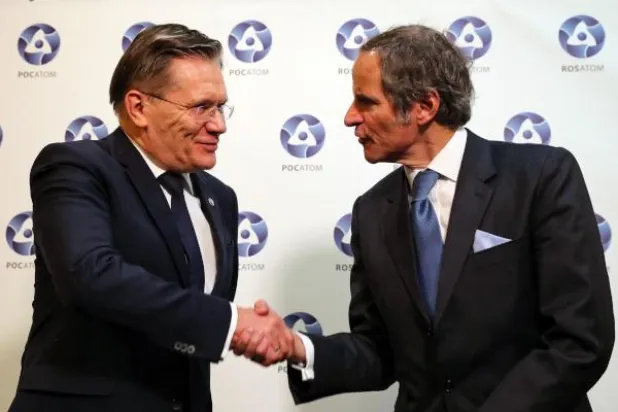 المدير العام للوكالة الدولية للطاقة الذرية رافاييل غروسي والرئيس التنفيذي لشركة روس أتوم أليكسي ليخاتشيف اليوم في موسكو (أ.ف.ب)