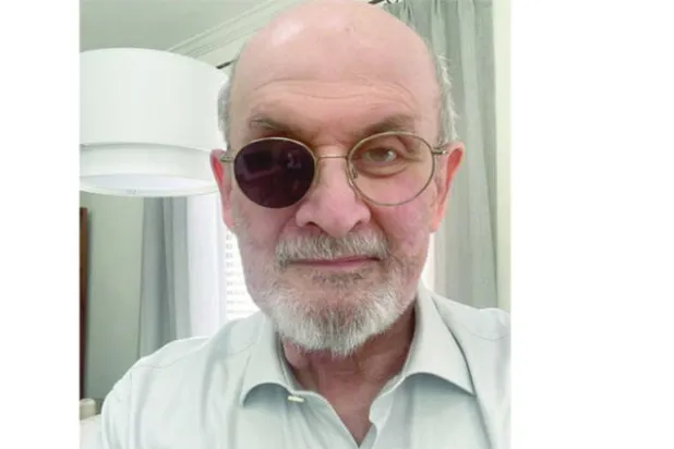 سلمان رشدي بعدما فقد إحدى عينيه