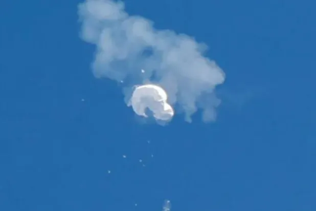 منطاد التجسس الصيني أثناء إسقاطه (رويترز)