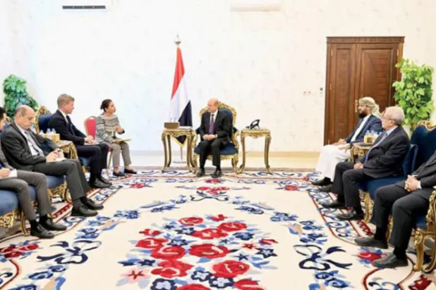 رئيس مجلس القيادة الرئاسي اليمني خلال استقباله في عدن المبعوث الأممي (سبأ)