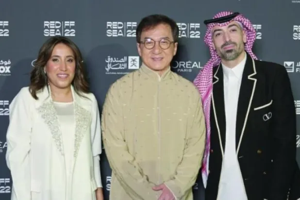 جمانا الراشد رئیس هیات امنای جشنواره فیلم دریای سرخ و جکی چان بازیگر معروف و محمد الترکی رئیس جشنواره (الشرق الاوسط)