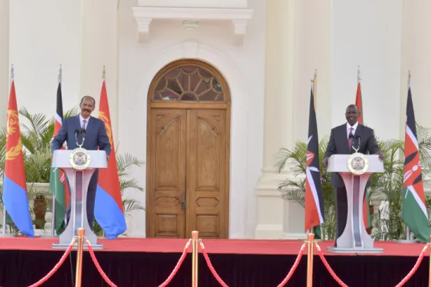 الرئيسان الإريتري والكيني خلال مؤتمر صحافي في نيروبي الخميس (الحساب الرسمي للرئيس الكيني على تويتر)