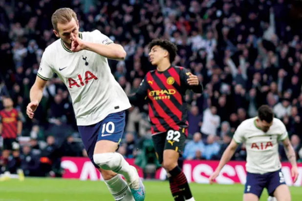 كين بعد هدفه التاريخي في شباك مانشستر سيتي (أ.ف.ب)