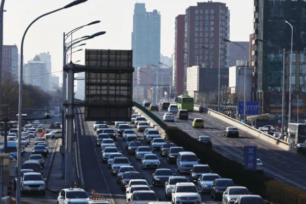 شارع مزدحم في العاصمة الصينية بكين التي خففت قيودها المتعلقة بـ«كوفيد - 19» أخيراً (رويترز)