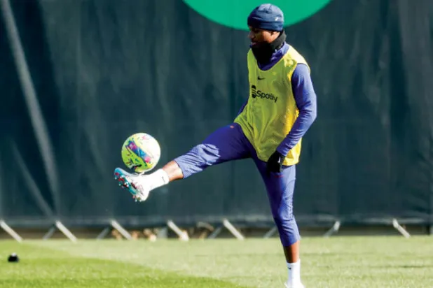 فاتي يداعب الكرة في تدريب برشلونة الأخير (إ.ب.أ)