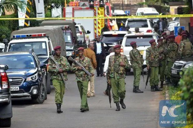 عناصر من الشرطة الكينية في موقع هجوم إرهابي بنيروبي عام 2019 (أ.ف.ب)