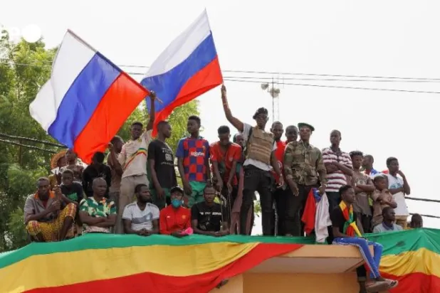 مواطنون في مالي يرفعون الأعلام الروسية للترحيب بزيارة وزير الخارجية الروسي سيرغي لافروف إلى العاصمة باماكو الأسبوع الماضي (أ.ف.ب)