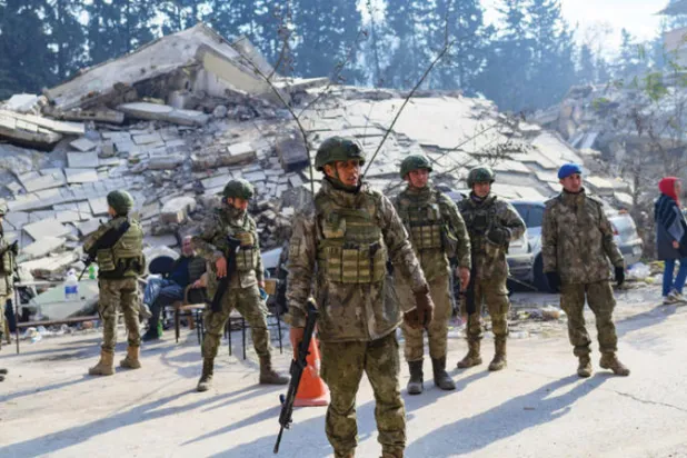 جنود أتراك في هاتاي المنكوبة من الزلزال (أ.ف.ب)