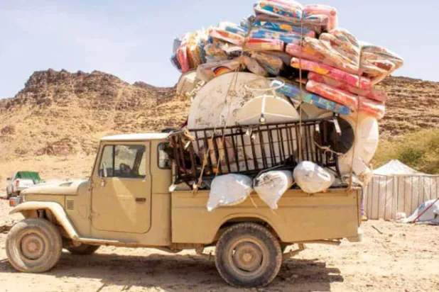 عربة نقل في محافظة مأرب تحمل أدوات أسرة يمنية شردها الحوثيون مأرب (الموقع الرسمي لمحافظة مأرب)