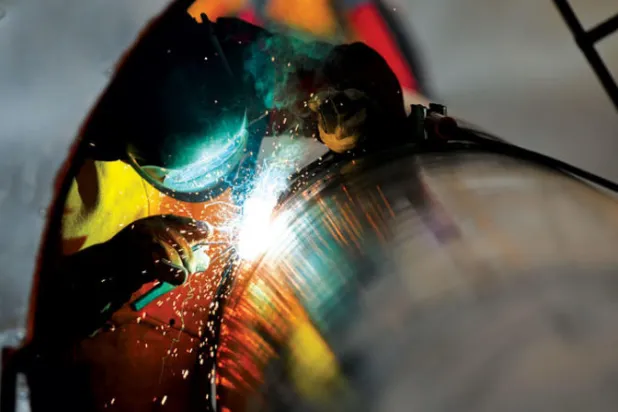 استمرار استكشافات الغاز خارج القارة الأوروبية وفي الصورة عامل يربط أنبوب نقل غاز بين بلغاريا وصربيا (إ.ب.أ)