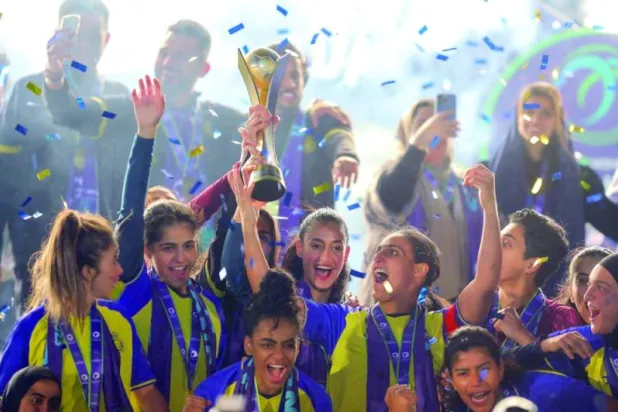 لاعبات النصر يحتفلن بالتتويج لأول مرة في السعودية (الاتحاد السعودي لكرة القدم)