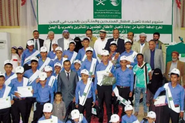 أطفال يمنيون أعيد تأهيلهم بدعم سعودي بعد أن جنَّدهم الحوثي للقتال (تويتر)