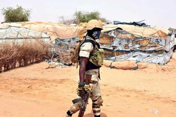 جندي يقوم بدورية بمخيم للنازحين في أولام بالنيجر (أ.ف.ب)