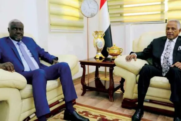 الحاج علي مستقبلاً فكي في الخارجية السودانية أمس (سونا)
